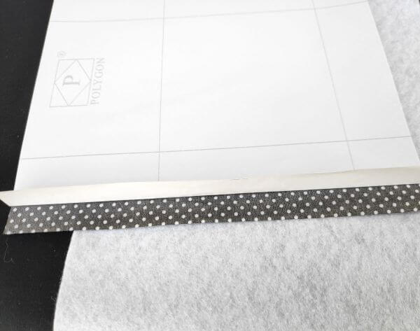 נ﻿קלף את המדבקה כ 2 ס"מ כמתואר בתמונה